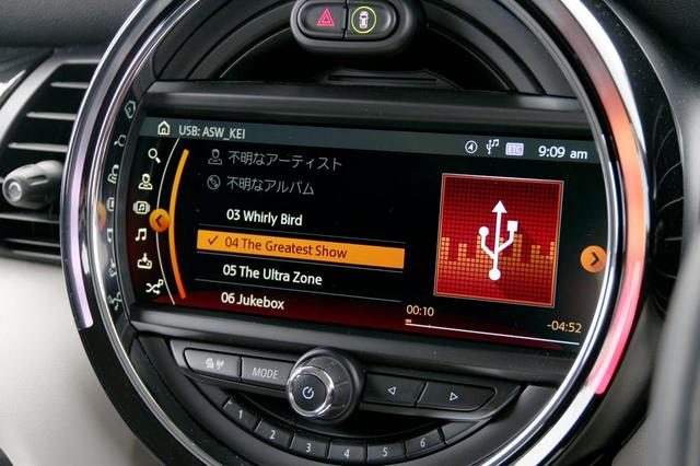 画像: 8.8インチディスプレイのインフォテイメントシステムのUSBメモリーオーディオ再生画面。ディスプレイやスイッチ類を取り囲む円形のベゼルにはマルチカラーLEDが組み込まれている。