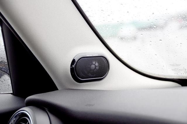 画像: ピラーの根元近くに配置される高音用トゥイーター。オーバル型のグリルにはharman/kardonのロゴが確認できる。