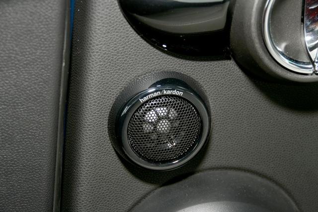 画像: リアスピーカーのトゥイーターグリルにもharman/kardonのロゴがプリントされる。