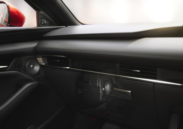 画像: フロントスピーカーを3ウェイ構成としたMAZDA3。特徴的なのは、グローブボックスの奥の位置、カウルサイド部に120mmボックススピーカー(ボックス容量は3L)を配置しているところ。 出典:マツダ(広報画像)