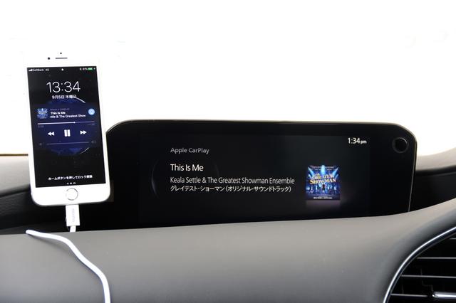 画像: iPhoneを接続してApple CarPlayを試してみると、CDやUSBほどの鮮度感はないものの、充分に音楽の楽しさを味わうことができた。