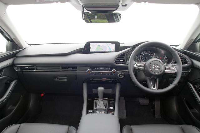 画像: MAZDA3のキャビン。ダッシュボードの中央に8.8インチインフォテイメントディスプレイが配置される。操作はシフトレバー手前のコントローラーでおこなう。