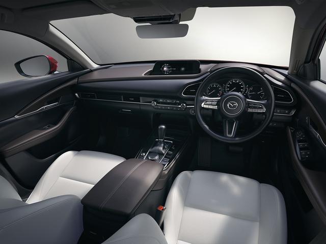 画像: 同じプラットフォームを採用するMAZDA3に似たインテリアデザインでまとめられた車室内。