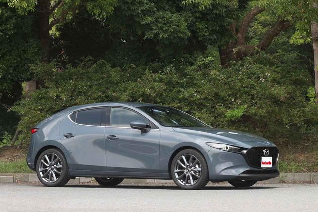 画像: ハッチバックタイプのMAZDA3 FASTBACK。ボディカラーはFASTBACK専用に設定されるポリメタルグレーメタリック。