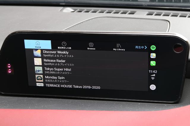画像: Apple CarPlayでスポティファイを使用している画面。マツダコネクトのコントローラーで操作できるため、他のメディア再生時と同様のインターフェイスとなるため、安全な運転が確保できるだろう。