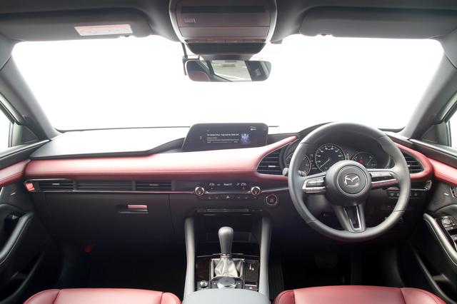 画像: MAZDA3 FASTBACKのキャビン。インテリアの造形はセダンと同じながら、ご覧のFASTBACKのみに設定されたカラーリングで