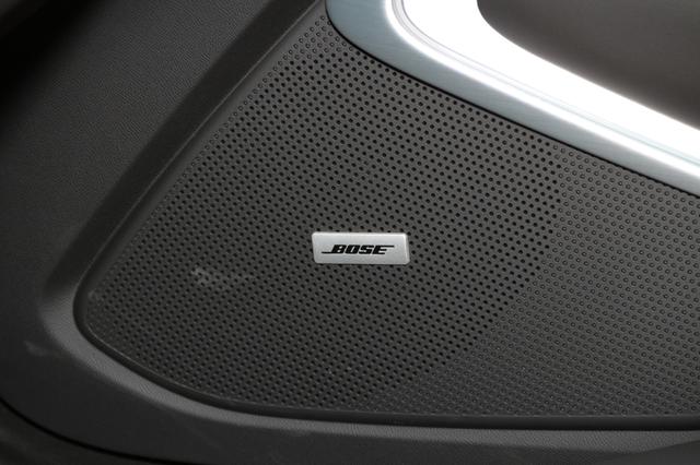 画像: ドアのスピーカーグリルには「BOSE」のロゴバッジが確認できた。