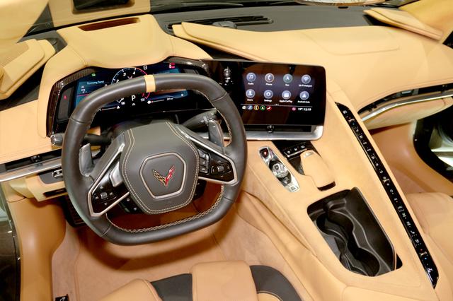画像: ドライバーを取り囲むように配置される操作系。どのスイッチやセレクターも運転姿勢を崩すことなく操ることができそうだ。