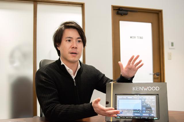 画像: 彩速ナビTYPE Mに装備される調整機能「プロモードEQ」を解説するJVCケンウッドオートモーティブ分野アフターマーケット事業部国内営業統括部国内営業部営業企画グループの薛遼太氏。プロモードEQは計14バンドのパラメトリックイコライザーとシェルビングフィルターなどを併せ持つ調整機能で、XSスピーカーと組み合わせて活用することで、ケンウッドカーオーディオのベストパフォーマンスが創造できるという。