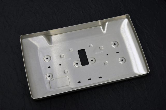 画像: CN-F1X10BDのディスプレイ部背面に採用されているマグネシウム製ハウジング。軽量で高剛性のパーツとすることで、狭額縁の10V型DYNABIGスイングディスプレイが実現できた。