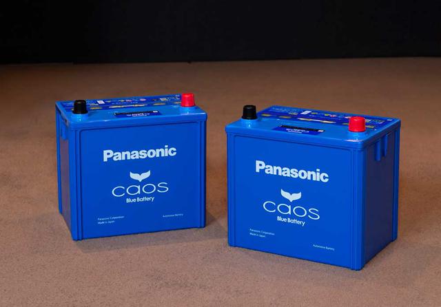 画像: 試聴した最新のパナソニックcaosバッテリー。今回用意したのは標準車(充電制御車)用N-100D23L/C7(左)とアイドリングストップ車用N-Q100/A3(右)。
