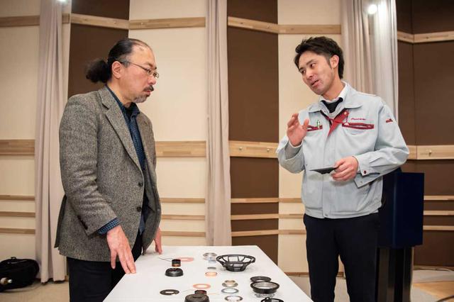 画像: TS-Z900PRSの構成パーツを前に、開発者である安西氏の説明を聞く筆者。興味深い話も多く、予定取材時間を大幅に超えてしまった。