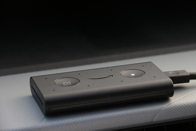 画像: アマゾンEcho Auto。天面には電源スイッチ(右)とマイクオンオフスイッチ(左)、8つのマイクアレイ(小さく開いた穴)が並ぶ。
