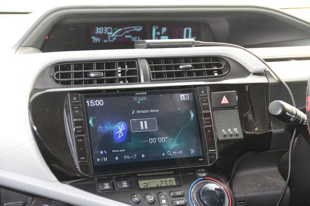画像: トヨタ アクアにEcho Autoを搭載して実使用した。このクルマにはアルパイン製AVナビ「ビッグX(アクア専用)」を載せている。撮影のことも考慮してEcho Autoはダッシュボードの中央に配置。