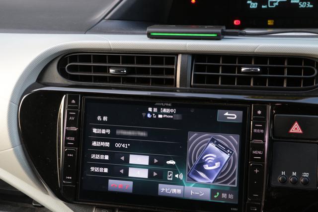 画像: 電話の着信があるとEcho Autoのインジケーターがグリーンに光る「アレクサ、電話に出て」というと、通話状態に。通話はもちろんハンズフリーで行うことができる。
