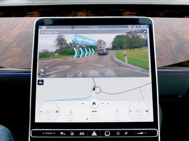 画像: 車両進行方向の実画像上にルート進行方向が表示されるARカーナビの表示例。