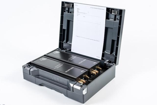 画像: 2台1セットで販売される7-Series MONO Amplifierが納めされるキャリングケース。樹脂製ながら頑強なケースでデリバリーされる。