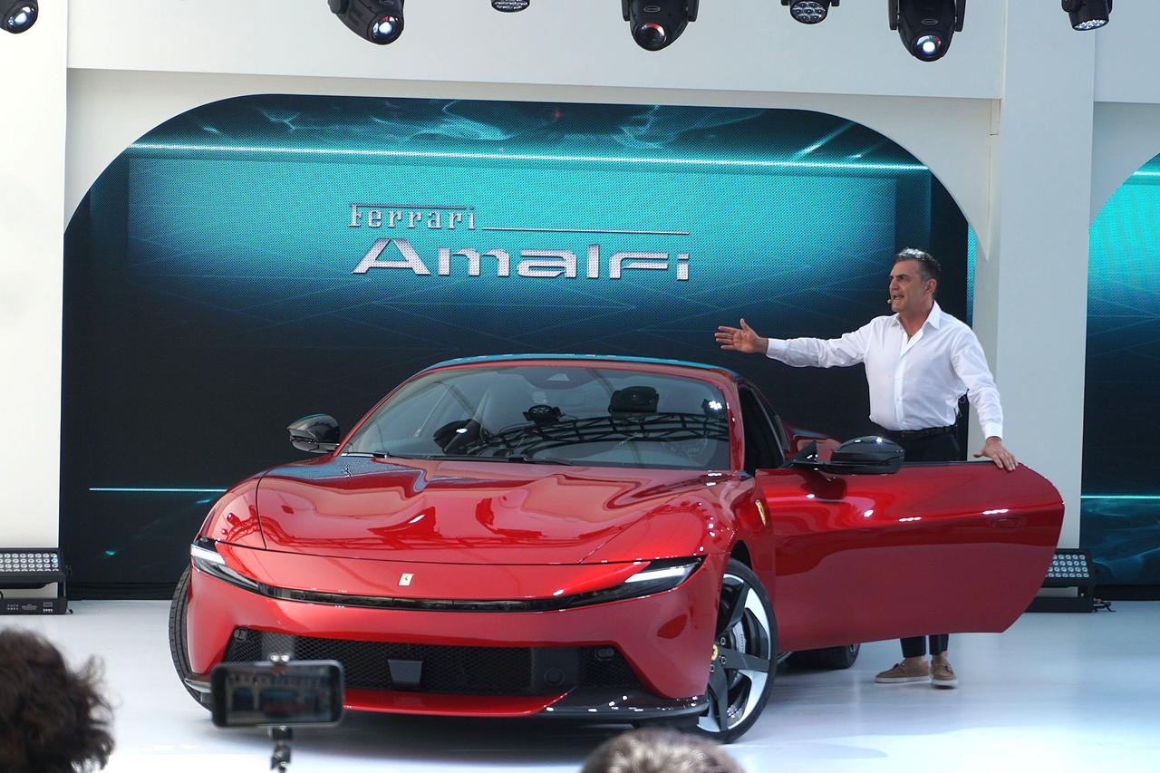 画像: 「アマルフィ」から降車するロマニエッロ氏