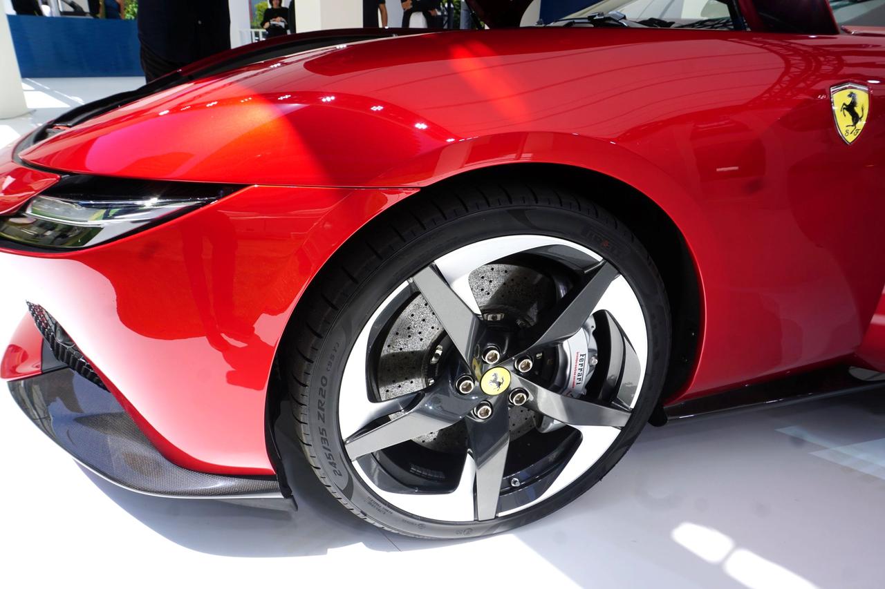 画像: タイヤには20インチ・ホイールを採用。美的観点、パフォーマンス、乗り心地の質を損ねない快適性のバランスを取ることを念頭に選ばれたとのこと