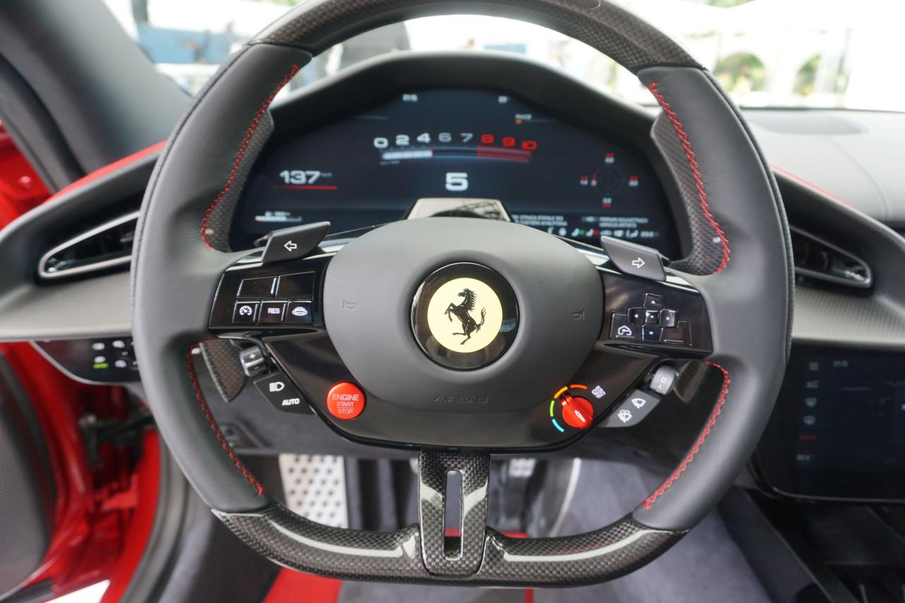 画像: 車内はコクピットレイアウトを採用。ステアリング・ホイールには物理的ボタンを装備し、アイコニックなスタートボタンも復活