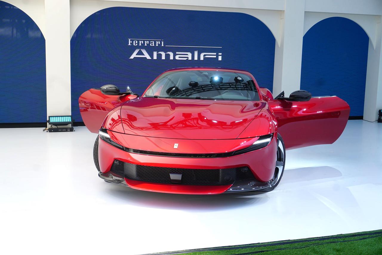 画像: フロントは大きなエア・インテークで締められ、彫り込まれた長いボンネットの下に640cvのターボエンジンを搭載