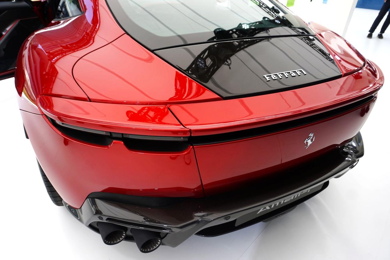 画像: リアでは、全体を取り囲む強い個性を感じさせるラインが特徴。さらにエアロダイナミクスとして、一体化した新しい可動ウィングをリアに装備し、最大のダイナミクス性能を引き出す