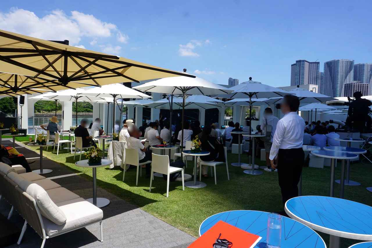 画像: イベント会場は、車名の由来元である南イタリア「アマルフィ海岸」の鮮やかさを再現