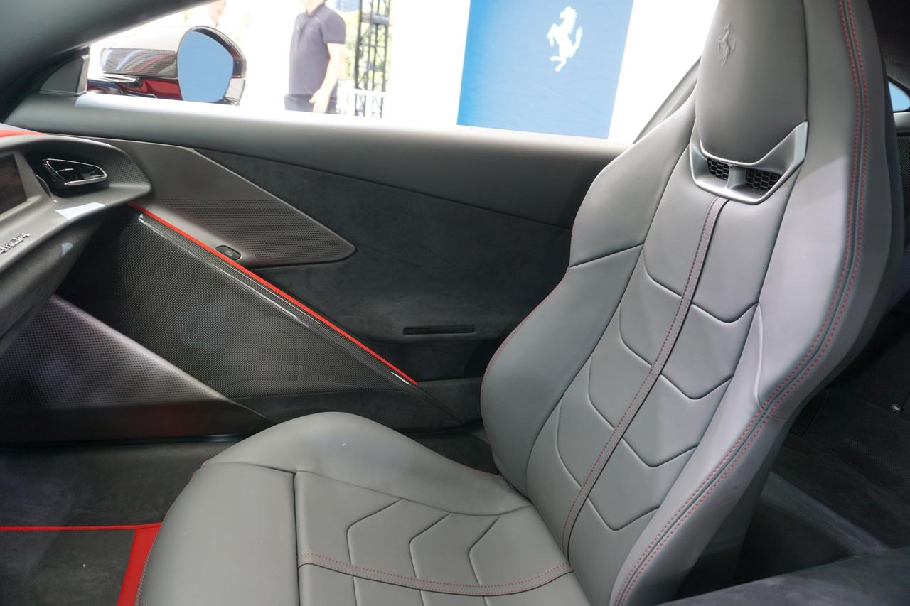 画像: インテリアにはデュアル・コクピット・レイアウトを採用。デザインにはシンプルさを追求し、クリーンで現代的な印象を作り出している