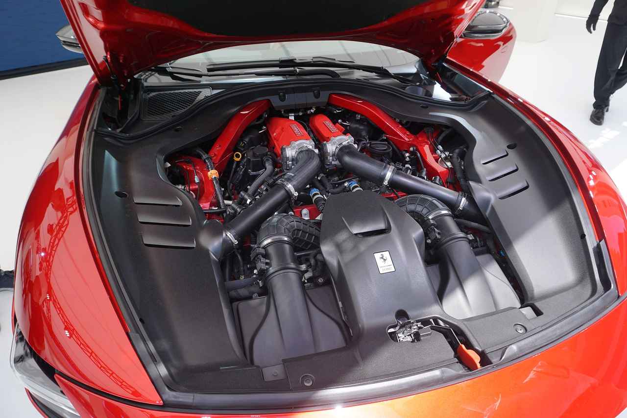 画像: ツインターボV8エンジンは、数々の受賞歴がある「F154」ファミリーから派生した進化型で、最高出力は640cv。0-100km/h加速は3.3秒。0-200km/h加速は9.0秒。パワーウェイトレシオは同クラス最高の2.29kg/cv