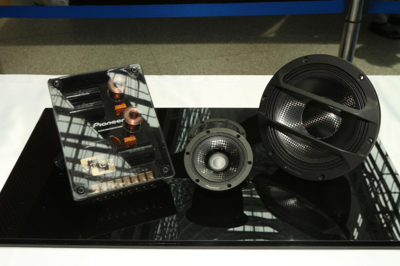 画像: デモカーの傍には、TS-Z1GRの実機が展示されている。試聴順を待つ間にじっくり見ることができる。