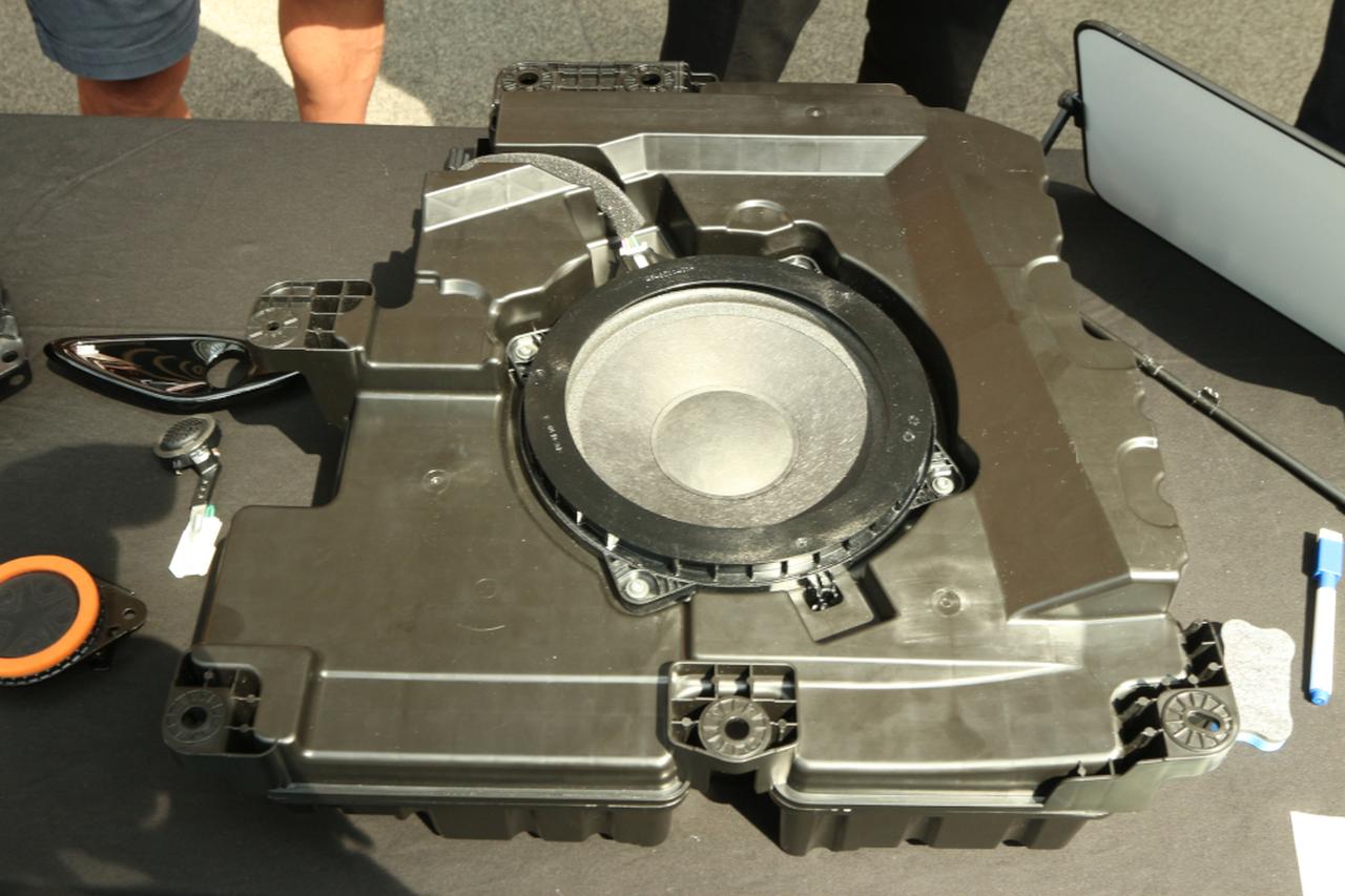画像: ラゲッジに載っているサブウーファー。224mmのユニットがマウントされているエンクロージュアは、GRカローラに合わせて設計されたものだ。