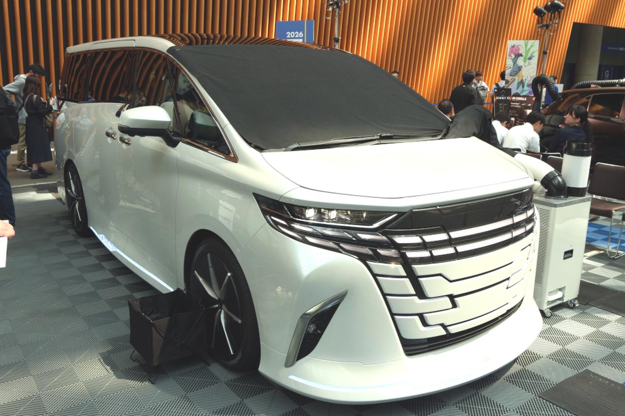 画像: ALPHARD MODELLISTA Concept。エクステリアはグリルのほか、全周にわたりイルミネーション入りスカートや、オリジナルホイールなどでドレスアップされる。インテリアも証明や手に触れるパーツにこだわりが盛り込まれるなど、上質感が演出されている。