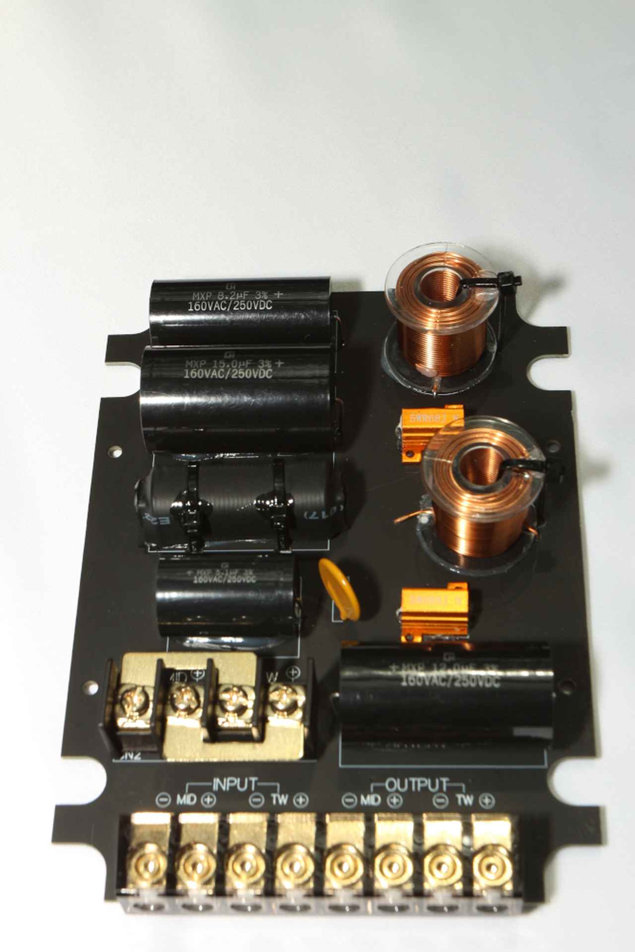 画像: パッシブネットワークのサーキットボード。手前に見えるターミナルはバイアンプ接続にも対応する。切替はターミナル奥のジャンパープレートによって行う。