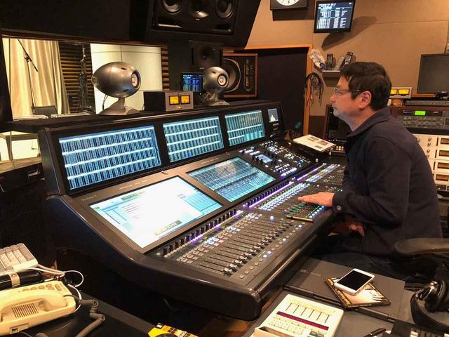画像: 「TOKYO FM」スタジオで録音作業を行う川島氏