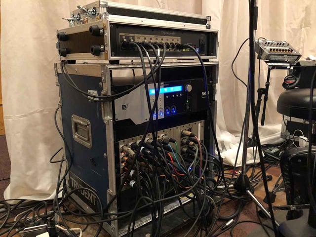 画像: ステージ袖に置かれたラック。「ローランド S-4000D」(REACスプリッター)や「NEXO NXAMP」、「ローランド Digital Snake S-40000S」などが収納されている