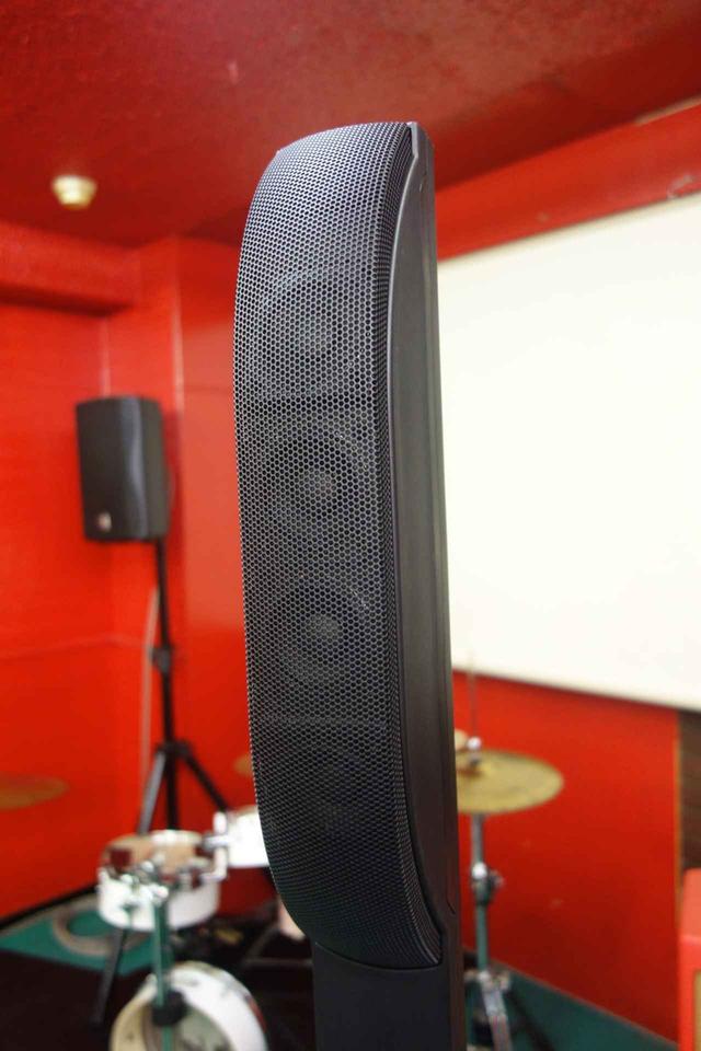画像: リニアアレイ・スピーカー。「JBL PROFESSIONAL」が長年培った確固たる理論に基づき高域ドライバーが整然と並ぶ
