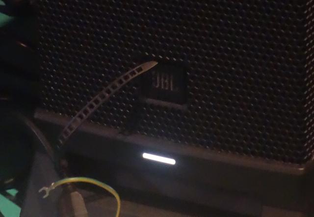 画像: 電源を入れるとサブウーファーの「JBL」ロゴ下LEDが白く点灯。暗い場内でも視認しやすい