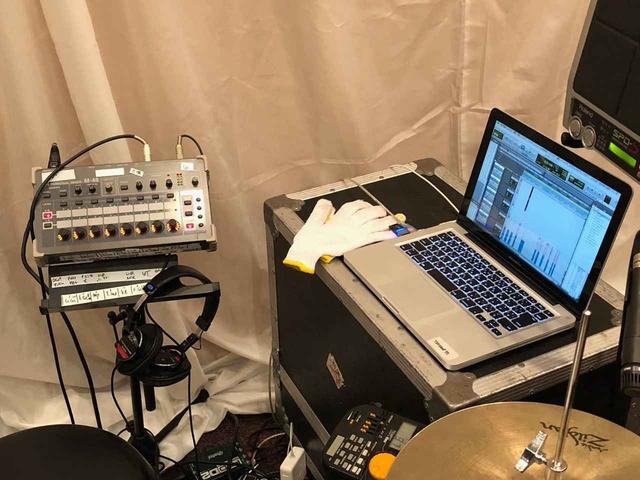 画像: 取材時のステージでは、ドラマーが「Pro Tools」を操作していた