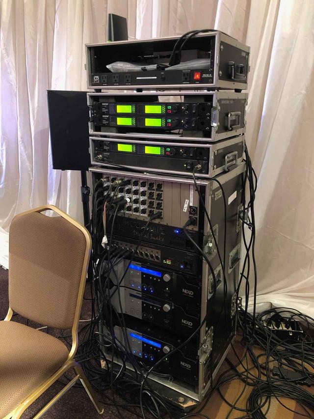 画像: ステージ袖に置かれたラック。「Shure」のワイヤレス・システムや2台目の「S-4000S」、「S-4000D」、「NXAMP」などが収納されている
