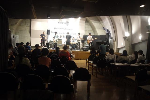 画像: 『MURASAKI ROCK FESTIVAL』の会場となった「調布市仙川フィックスホール」。奥まった1階席に対し張り出す2階席。上手と下手でリニアアレイの高さを変えられるのは「EON ONE PRO」ならではの大きな強味