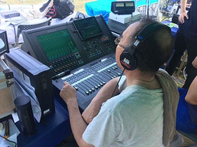 画像: 『平和記念式典』で「M-5000C」をオペレートする鹿嶋氏