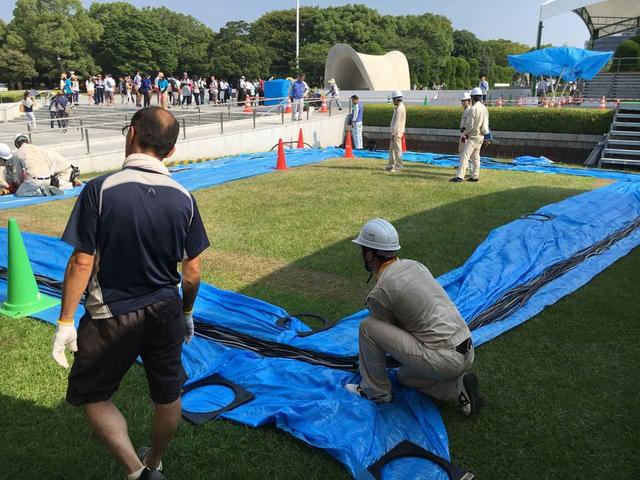画像: 毎年8月6日に行われる『平和記念式典』での設営の様子。ケーブル類はすべて土管の中を通さなければならない