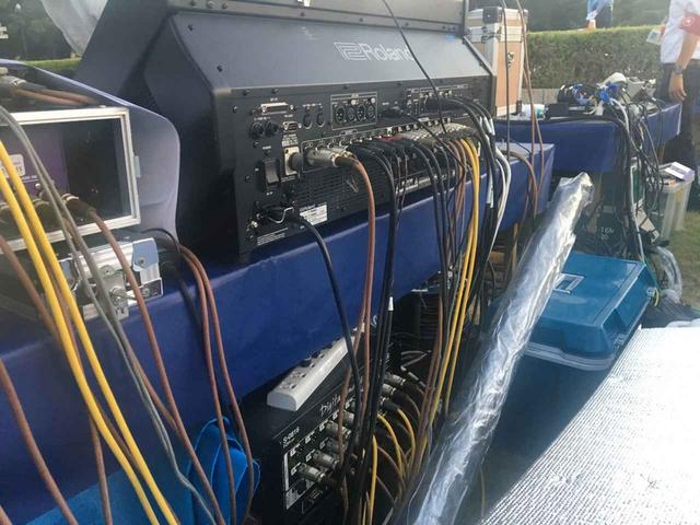 画像: 「M-5000C」の下に置かれているのは、音声を各ラジオ局やテレビ放送の幹事社に送出するための「S-0816」