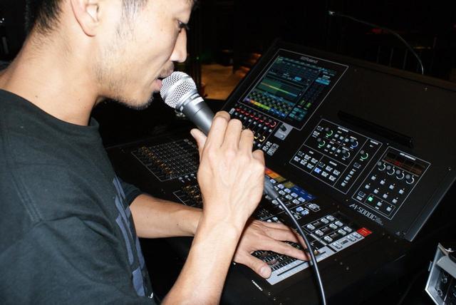 画像: ライブ・イベント時に「M-5000C」をオペレートする岩崎氏
