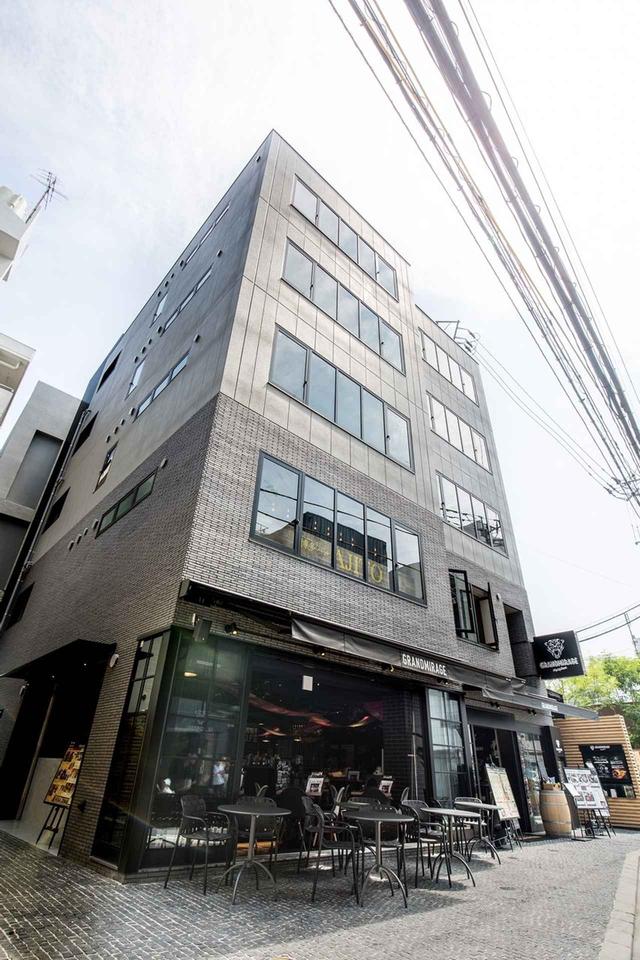 画像: 一昨年、福岡・天神にオープンした4階建ての複合施設「グランドミラージュ」。1階はカフェ『WHOLE NOTE CAFÉ』とレストラン『The Corner Roon』、2階はラウンジ・バー『PASSAGE』、そして3階と4階はライブ・イベントにも対応するクラブ『evol』と『THE SKY』という構成になっている