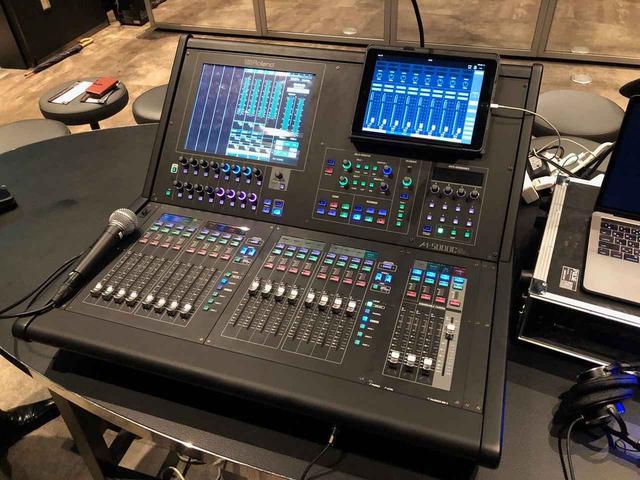 画像: 昨年、ライブ・イベント用のコンソールとして導入された「ローランド M-5000C」。普段は倉庫に収納されており、ライブ・イベントのときにフロア後方に設置される