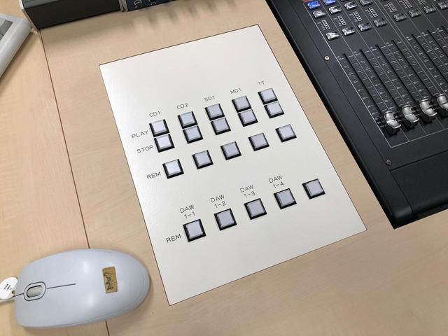 画像: 特注デスク左側には、主にDAWコントロール関係のボタンが備わっている