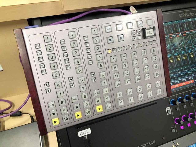 画像: 「M-5000」左上のスペースには、特製のDAWコントロール用パネルが置かれていた