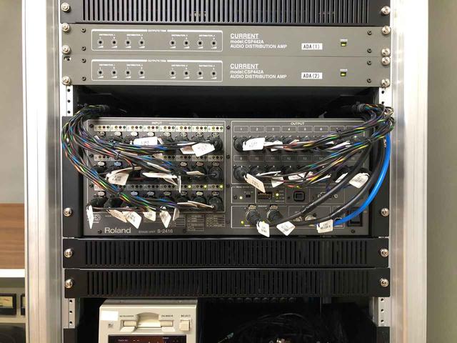 画像: ラック下部。「カレント CSP442A」と「ローランド Digital Snake S-2416」が収納されている。「S-2416」は、主にアナログ回線の入出力で使用