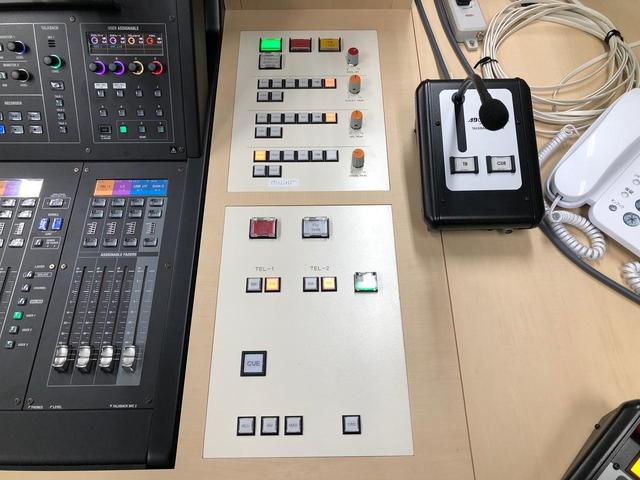 画像: 「M-5000」が埋め込まれた特注デスクは、回線やモニターの切り替えボタンなどを搭載。これによって機材慣れしていない人でも簡単に操作できるようになっている